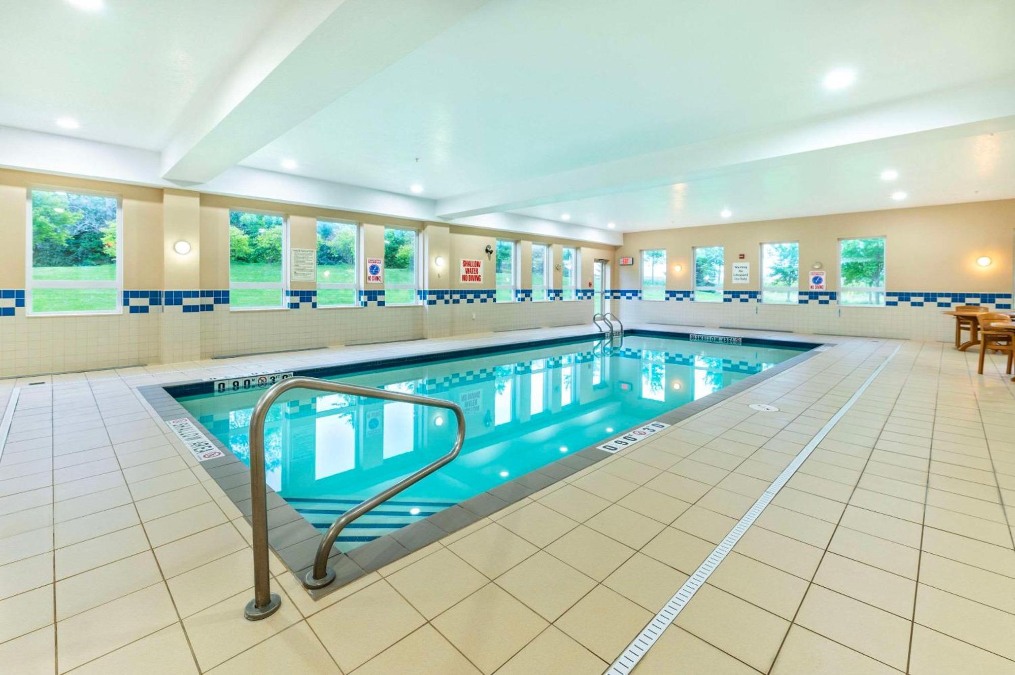 Comfort Inn & Suites Кинкардин Экстерьер фото