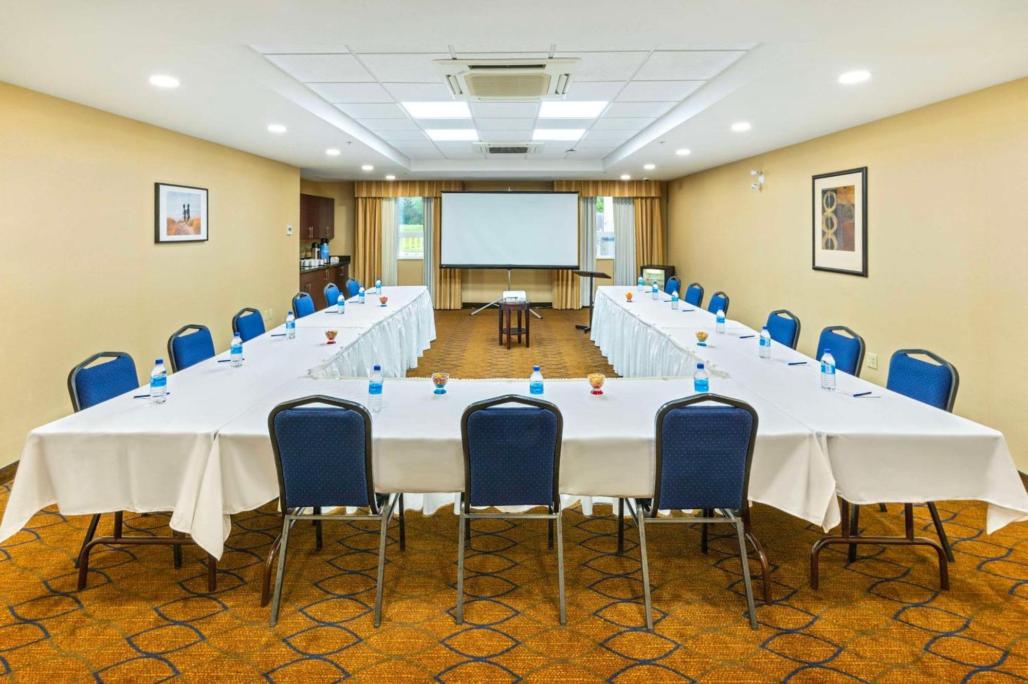 Comfort Inn & Suites Кинкардин Экстерьер фото