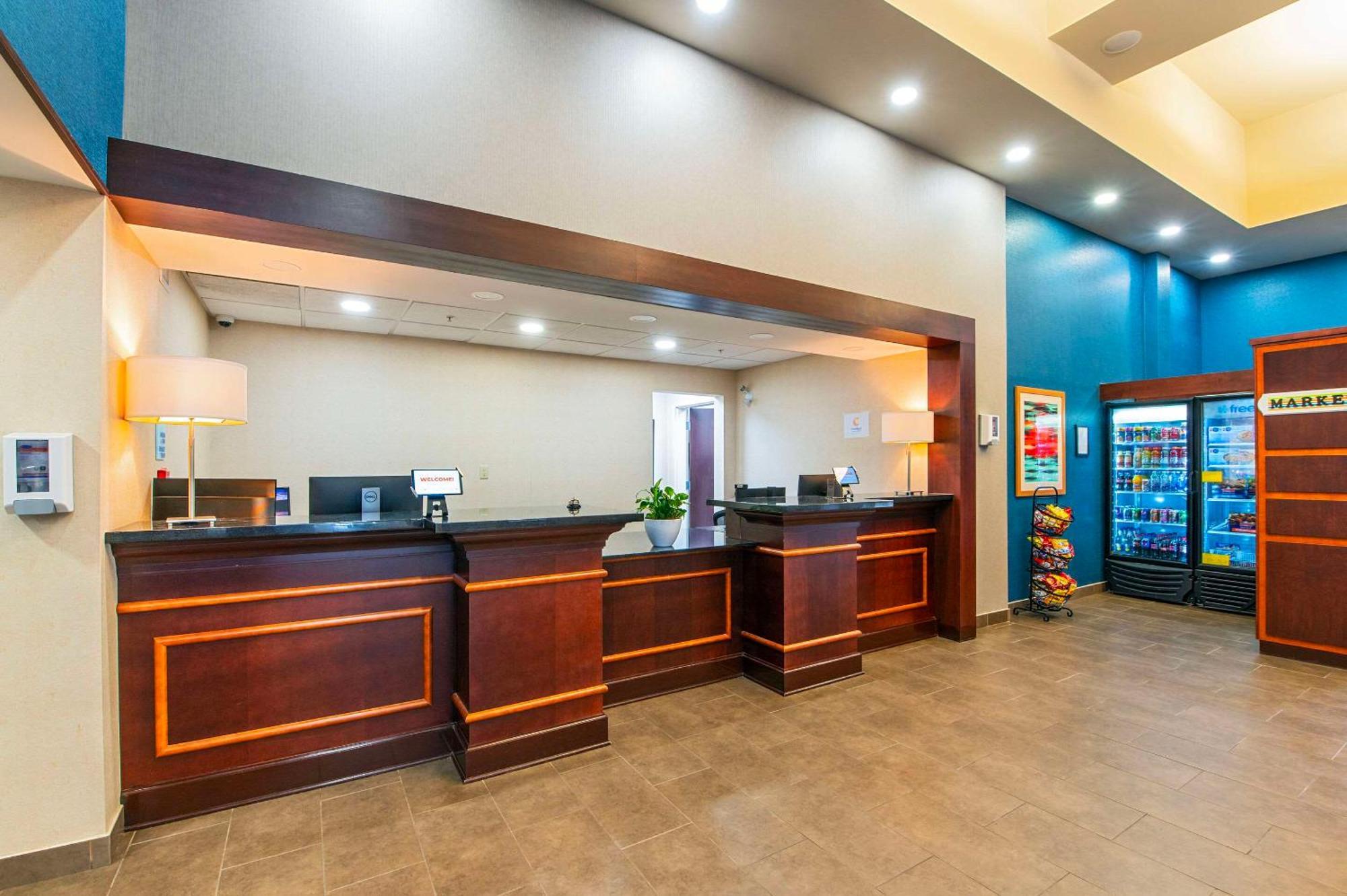 Comfort Inn & Suites Кинкардин Экстерьер фото